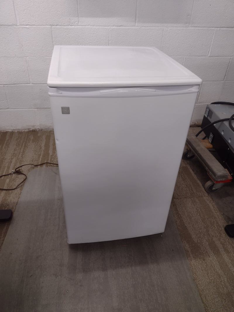 GE Spacemaker GMR04AAMWW 4.4 Cubic Foot Compact Refrigerator (no ice cube tray)