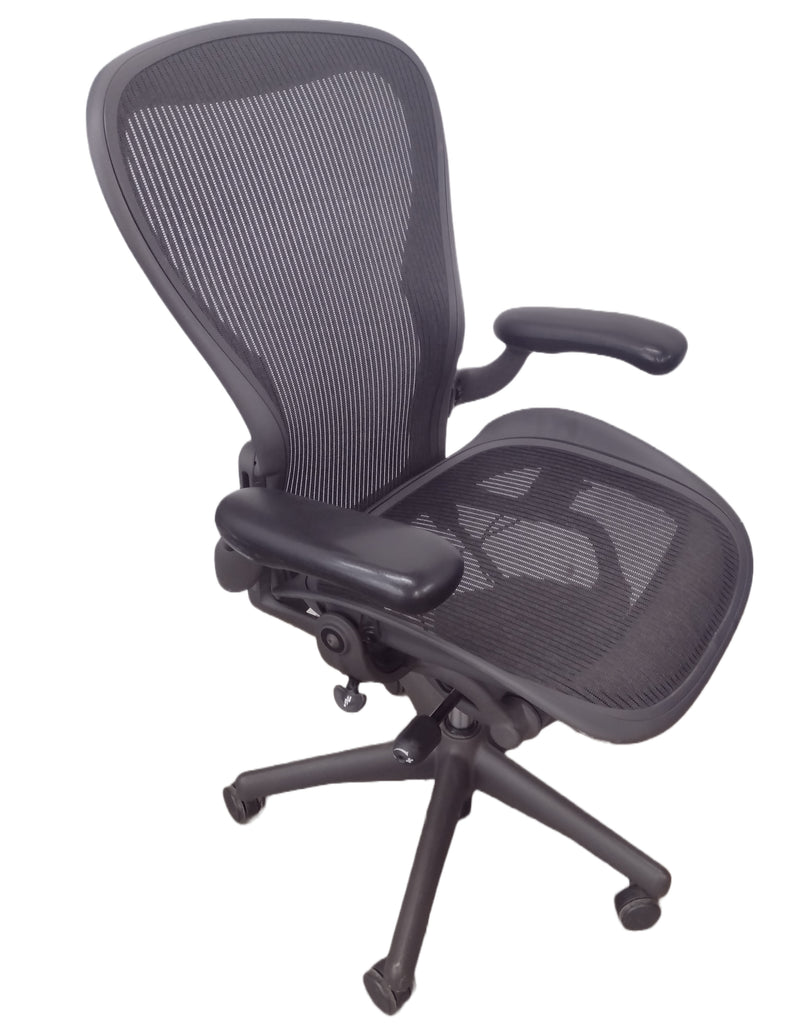 Pre-Owned Herman Miller Aeron Swivel Chair Size C - Black