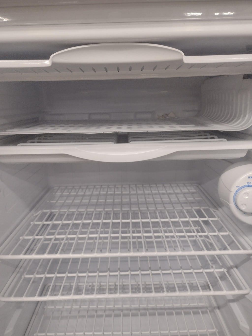 GE Spacemaker GMR04AAMWW 4.4 Cubic Foot Compact Refrigerator (no ice cube tray)