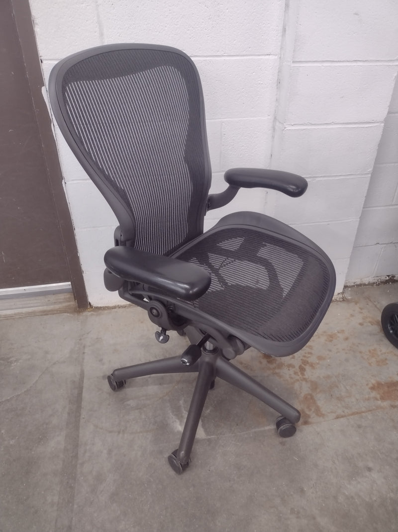 Pre-Owned Herman Miller Aeron Swivel Chair Size C - Black