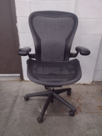 Pre-Owned Herman Miller Aeron Swivel Chair Size C - Black