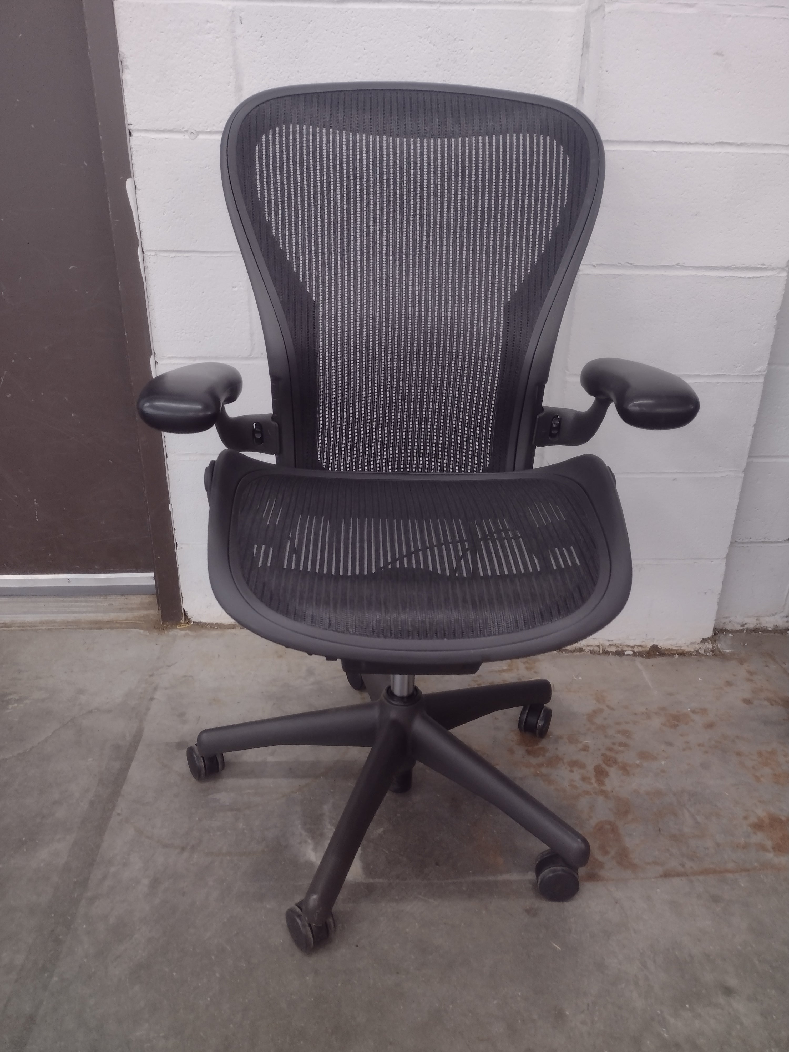 Pre-Owned Herman Miller Aeron Swivel Chair Size C - Black