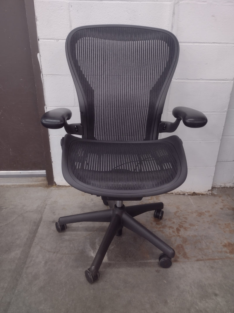 Pre-Owned Herman Miller Aeron Swivel Chair Size C - Black