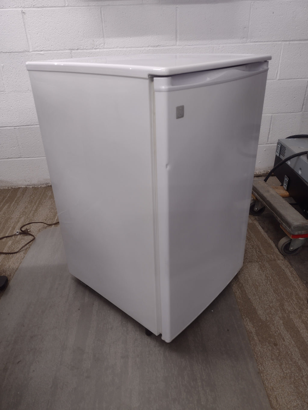 GE Spacemaker GMR04AAMWW 4.4 Cubic Foot Compact Refrigerator (no ice cube tray)