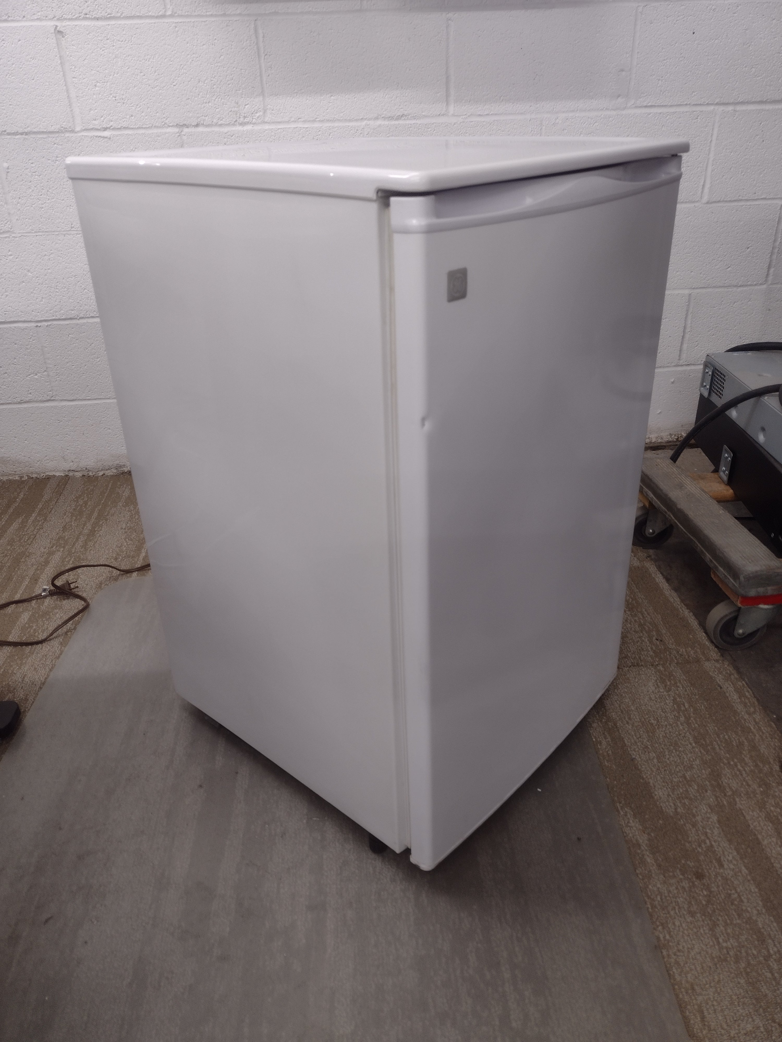GE Spacemaker GMR04AAMWW 4.4 Cubic Foot Compact Refrigerator (no ice cube tray)