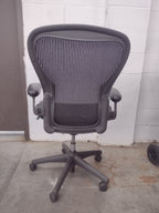 Pre-Owned Herman Miller Aeron Swivel Chair Size C - Black