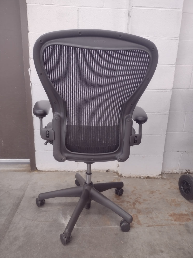 Pre-Owned Herman Miller Aeron Swivel Chair Size C - Black