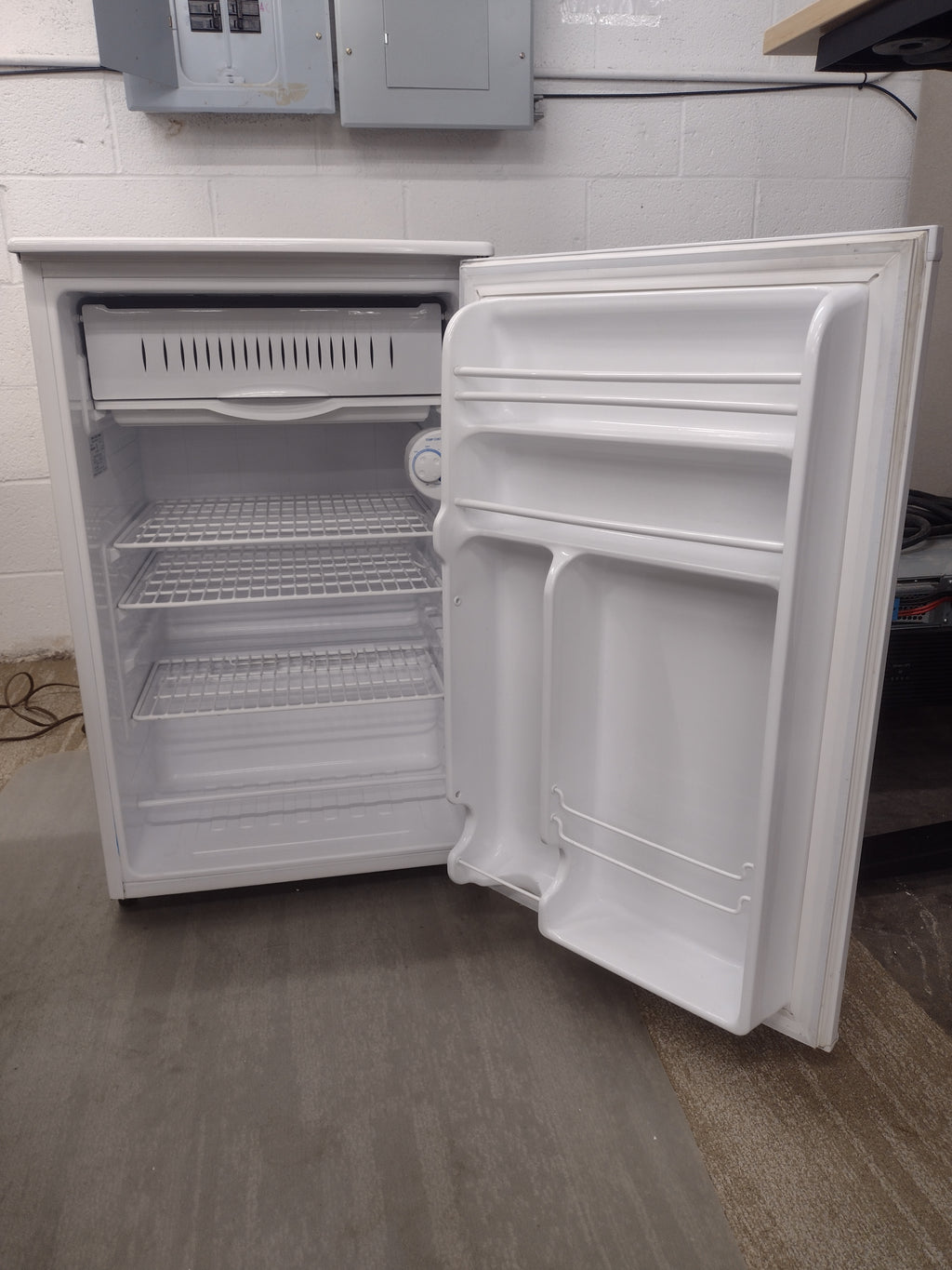 GE Spacemaker GMR04AAMWW 4.4 Cubic Foot Compact Refrigerator (no ice cube tray)