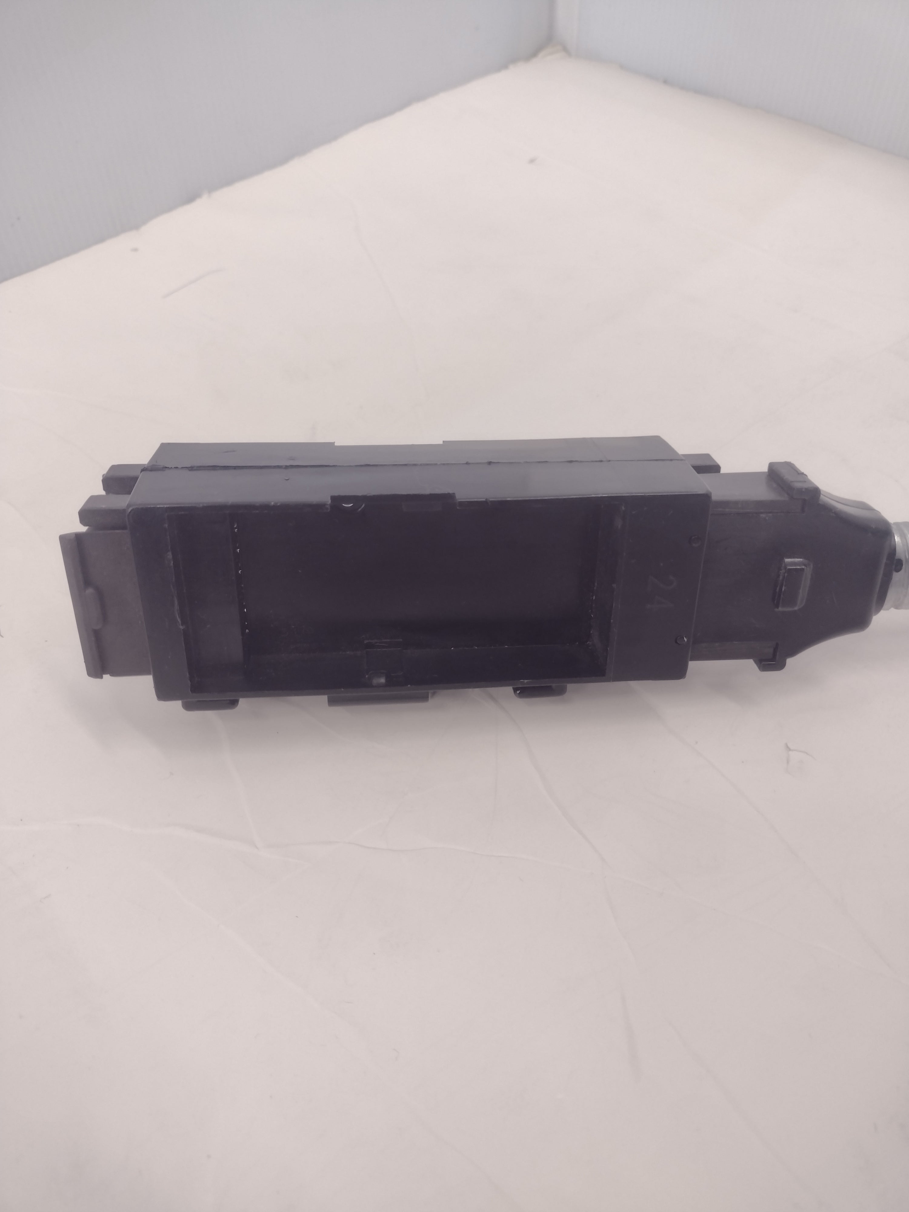 Byrne 24" BE08062-3-2-24 Double Block Raceway/Power Cable for Cubicles